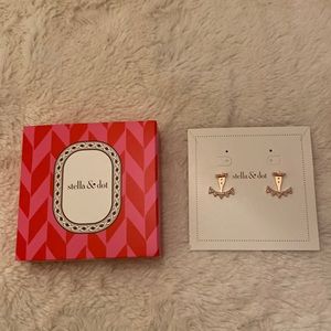 I kept 1 of the 2 sets of earrings/but the others are brand new and not worn.